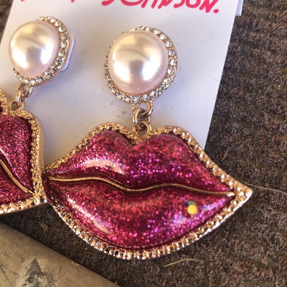 New Betsey Johnson Faux Pearl Rhinestone Lips Earrings  👄 - Picture 4 of 15
